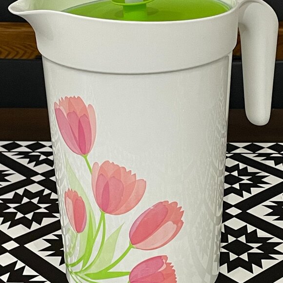 Large 1 Gallon Tupperware Pitcher - Picture 2 of 3